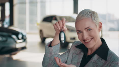 mujer con llaves de coche nuevo