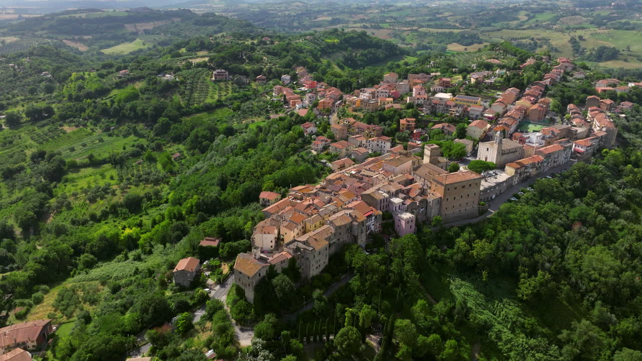 vista aérea sobre el municipio de stimigliano en la región de lazio, italia - disparo de avión no tripulado