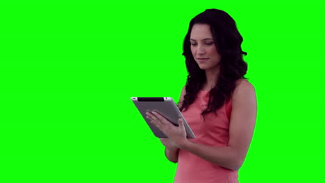 mujer felizmente usando una tableta
