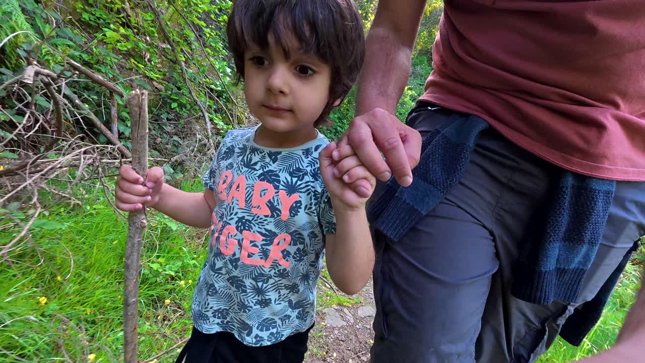 padre e hijo caminando por el bosque