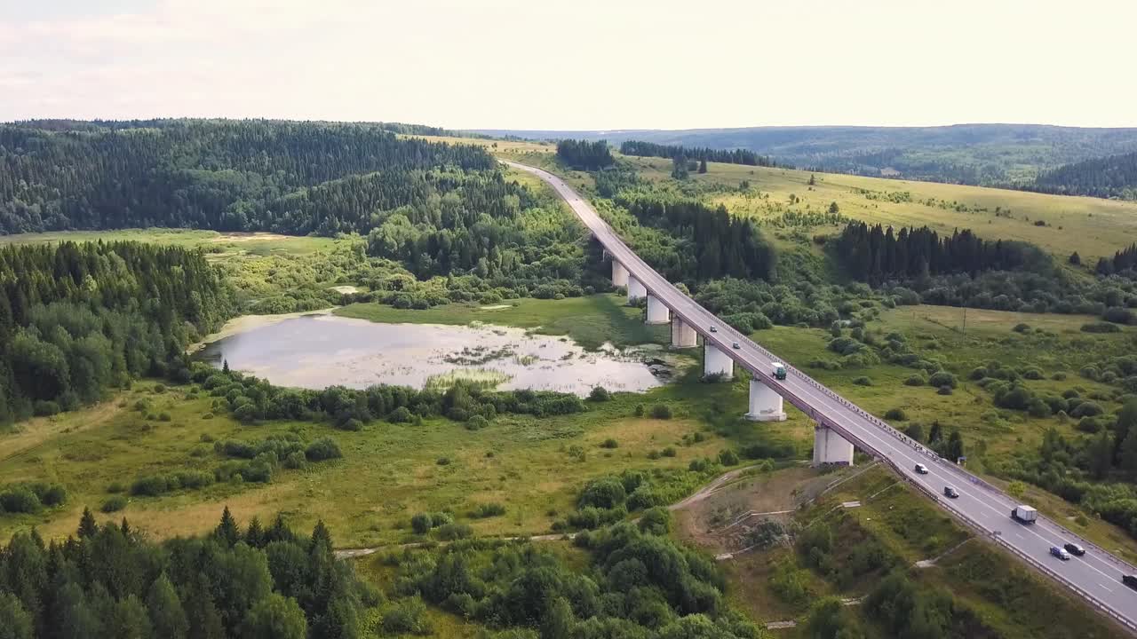 경치 좋은 풍경 에 있는 강 을 가로지르는 다리 의 공중 사진