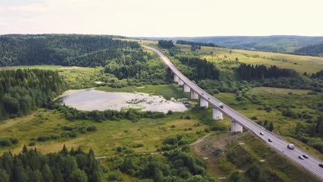 vista aérea de un puente sobre un río en un paisaje pintoresco
