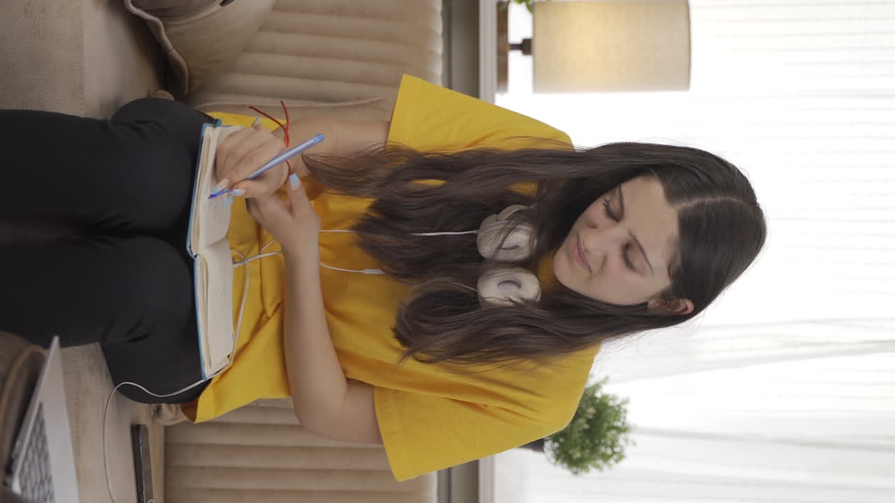 el video vertical de una estudiante con dolor en las articulaciones está cansada y lenta.