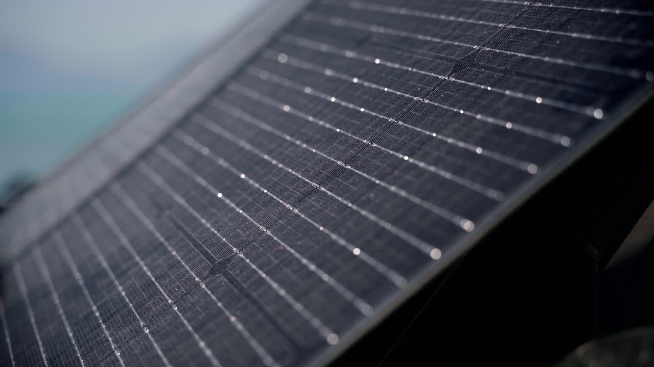 Primo piano di un pannello solare portatile