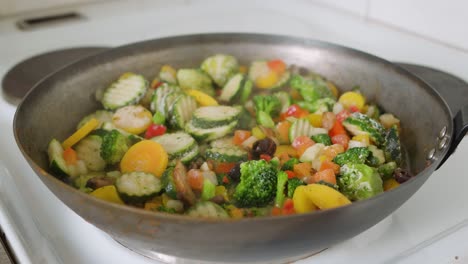 フライパンで冷凍した野菜の混合物