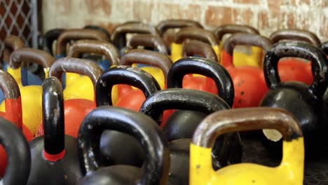 Kettlebells-Auf-Dem-Regal-Im-Fitnessstudio-4k