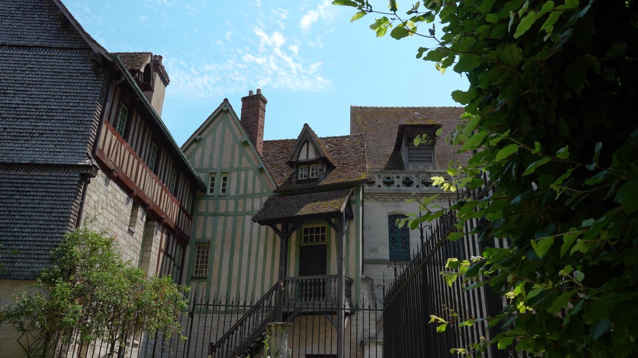Vista di tradizionali case a graticcio vicino alla Cattedrale di Rouen, che mostrano la storica architettura normanna nel centro storico di Rouen, Francia