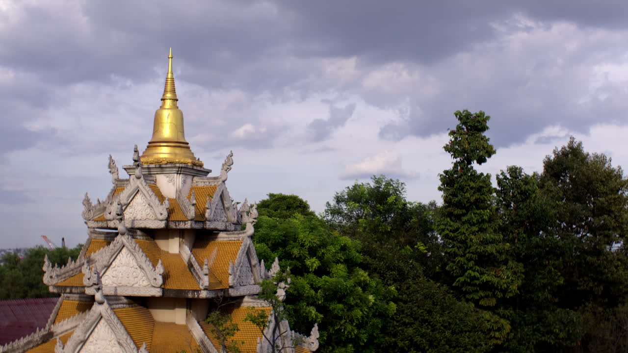 el techo de la pagoda dorada con el cielo nublado