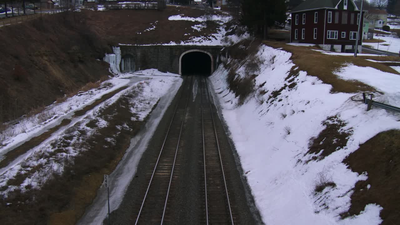 ángulo alto sobre un tren de carga que atraviesa un túnel