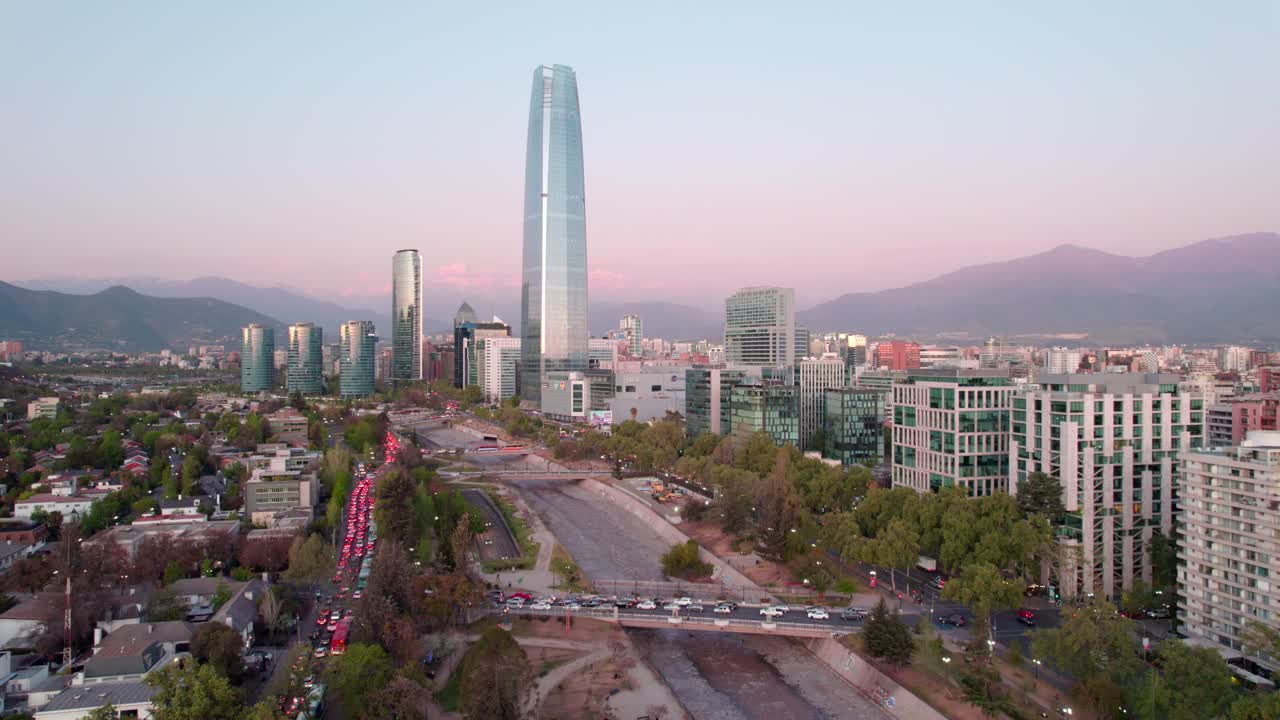vista aérea del distrito financiero en el horizonte de santiago por el río mapocho, cerro el plomo en segundo plano