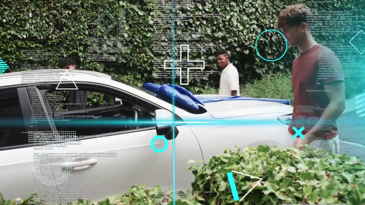 Uomo in maglietta rossa che si avvicina, apre la portiera anteriore e controlla il SUV, con un overlay tecnologico blu che mostra dati.