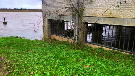 el estacionamiento en el sótano del edificio está bajo el agua después de la inundación.