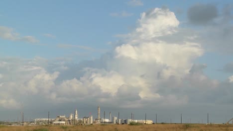 Zeitraffer-Eines-Regenbogens-über-Einem-Farmfeld-1