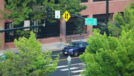 Cars-Driving-In-The-Asphalt-Road-Of-Boise-City-With-Traffic-Lights-In-Idaho,-USA