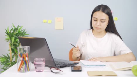 Female-student-with-Concentration-Problem.