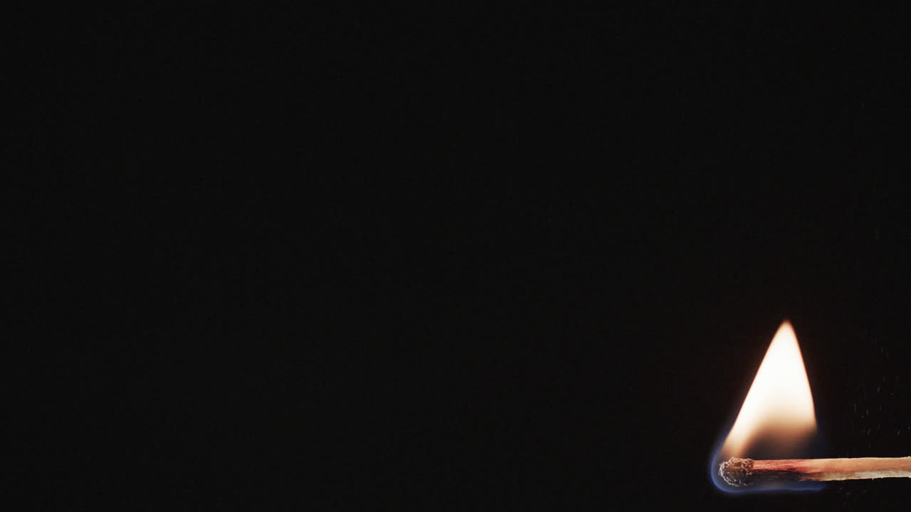 video de primer plano del partido con llama de fuego amarilla y espacio de copia sobre fondo negro