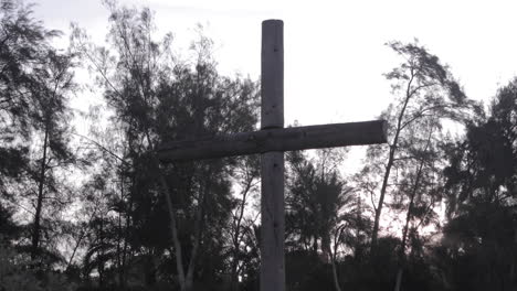 Timelapse-of-sunrise-on-Wood-cross-in-the-valley---close-up