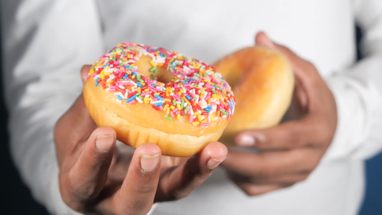 con las rosquillas en la mano.