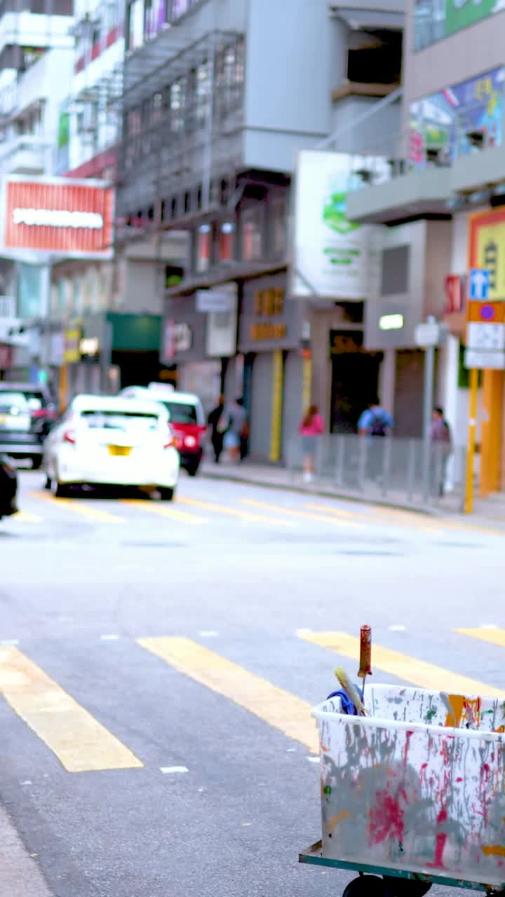 노동자들은 거리 유지 작업에 협력합니다.