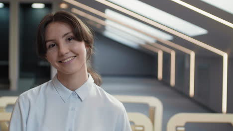 retrato de una joven mujer caucásica sonriente