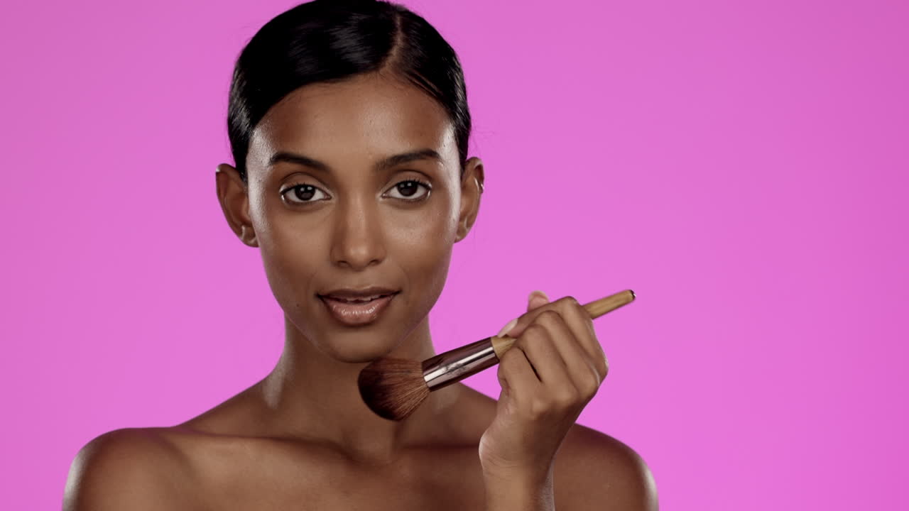 belleza, maquillaje y mujer india con pincel en la cara