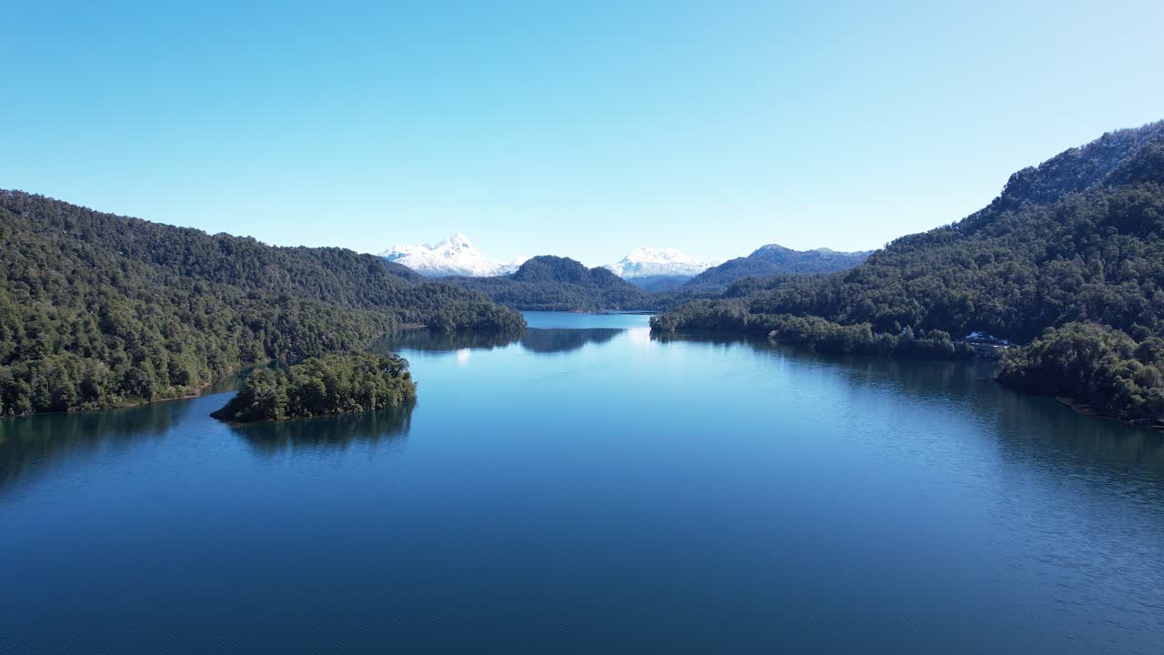 lago con isla y bosques interminables de argentina, vista aérea