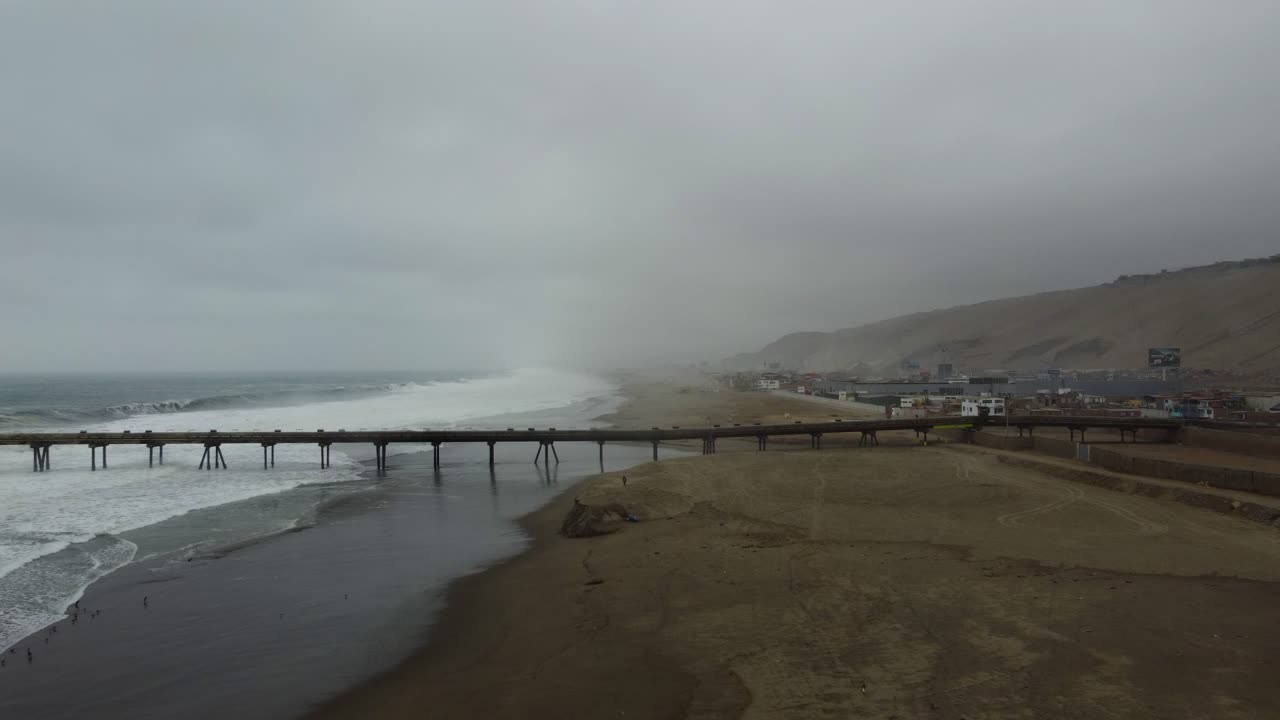 해변 부두의 드론 영상