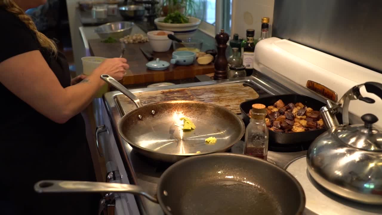 un chef derrite mantequilla en una sartén