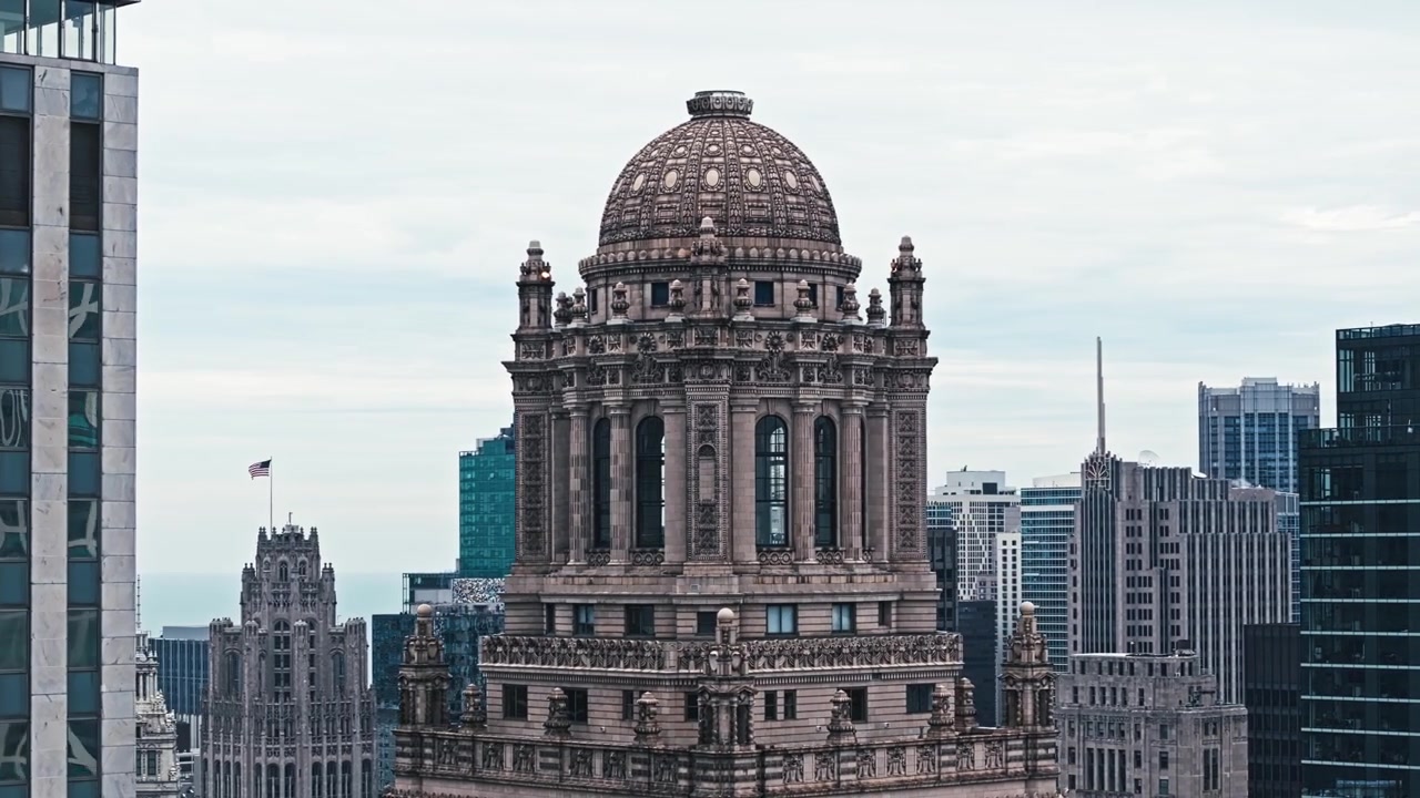Órbita aérea com teleobjetiva do horizonte de Chicago, com o icônico Centro Cultural de Chicago e os arranha-céus circundantes.