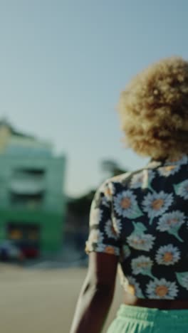 mujer patinando en la ciudad