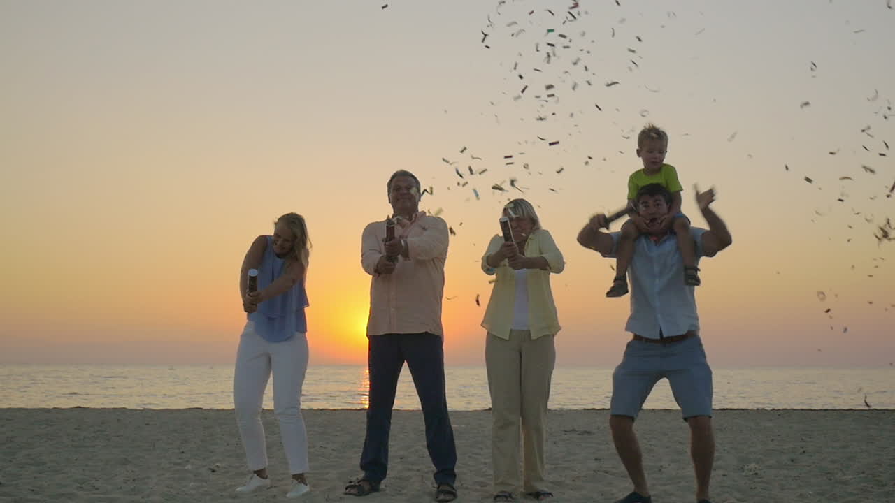 해변 에서 콘페티 를 먹은 가족 축제