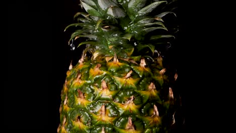 agua goteando sobre jugosa piña dole fresca - concepto de fruta