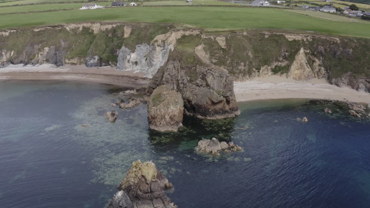 орбитальная съемка мыса, выступающего в море на южном побережье ирландии