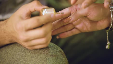 El-Estilista-Aplica-Una-Segunda-Capa-De-Brillo-A-Las-Impresionantes-Uñas-De-La-Novia.