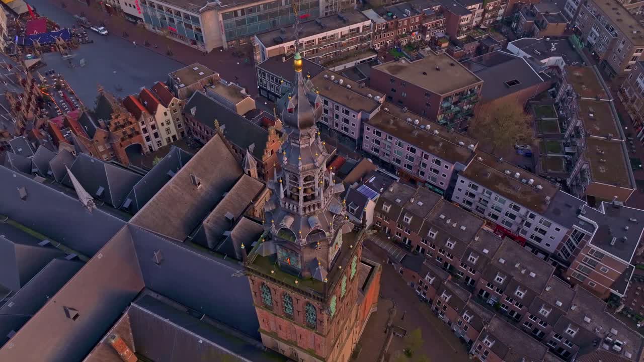 Vista aerea del tramonto dorato che illumina la città di Nimega e la Stevenskerk
