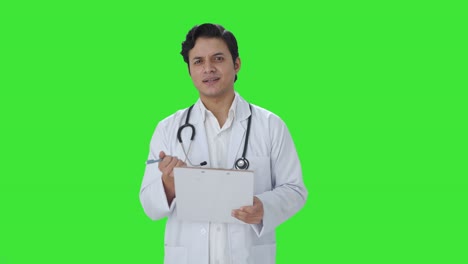 Médico-Indio-Confundido-Escribiendo-Una-Breve-Pantalla-Verde-Para-El-Paciente