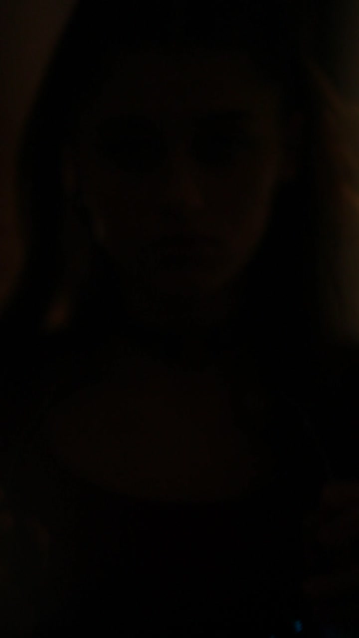 mujer con un collar de led brillante