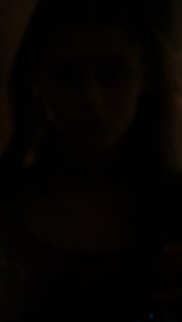 mujer con un collar de led brillante