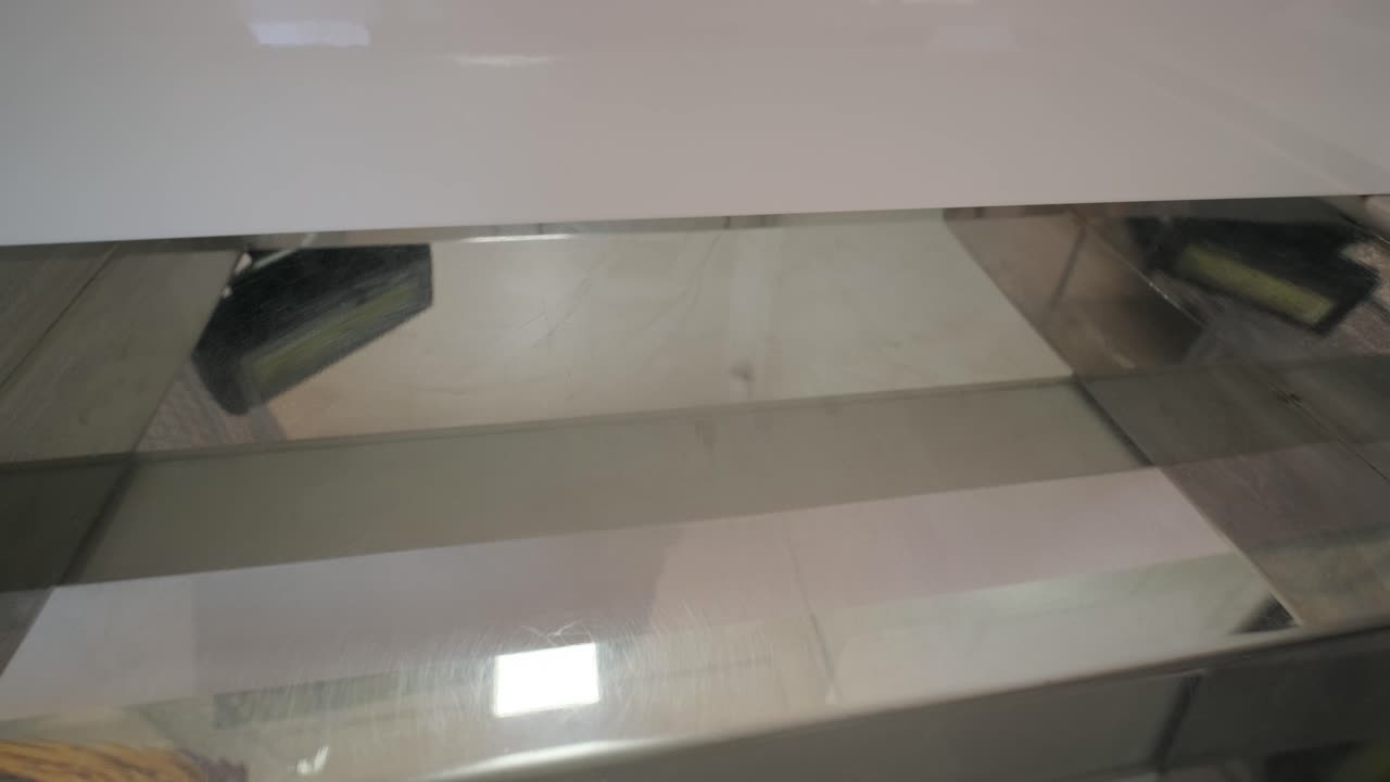 entrega de billetes a la caja registradora para su cambio