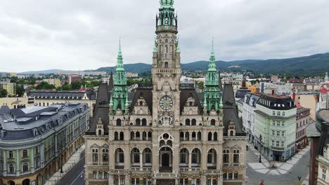 drone vertical aéreo que se eleva lentamente, el histórico ayuntamiento de liberec, república checa