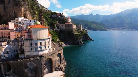 Drone-Delantero-Disparado-Sobre-Atrani,-Famoso-Pueblo-Costero-En-La-Costa-De-Amalfi,-Italia