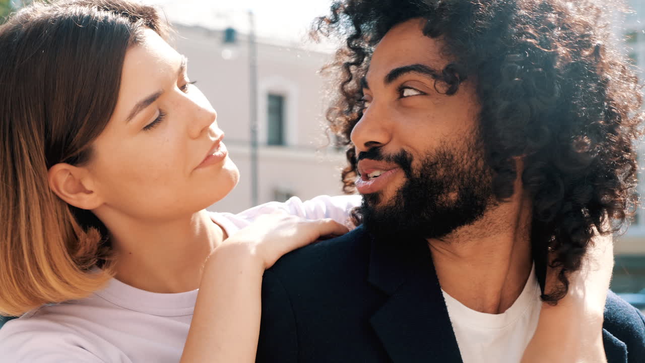 pareja feliz al aire libre