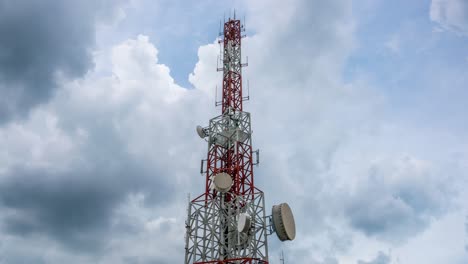 lapso de tiempo de la torre de telecomunicaciones contra el cielo y las nubes en el fondo