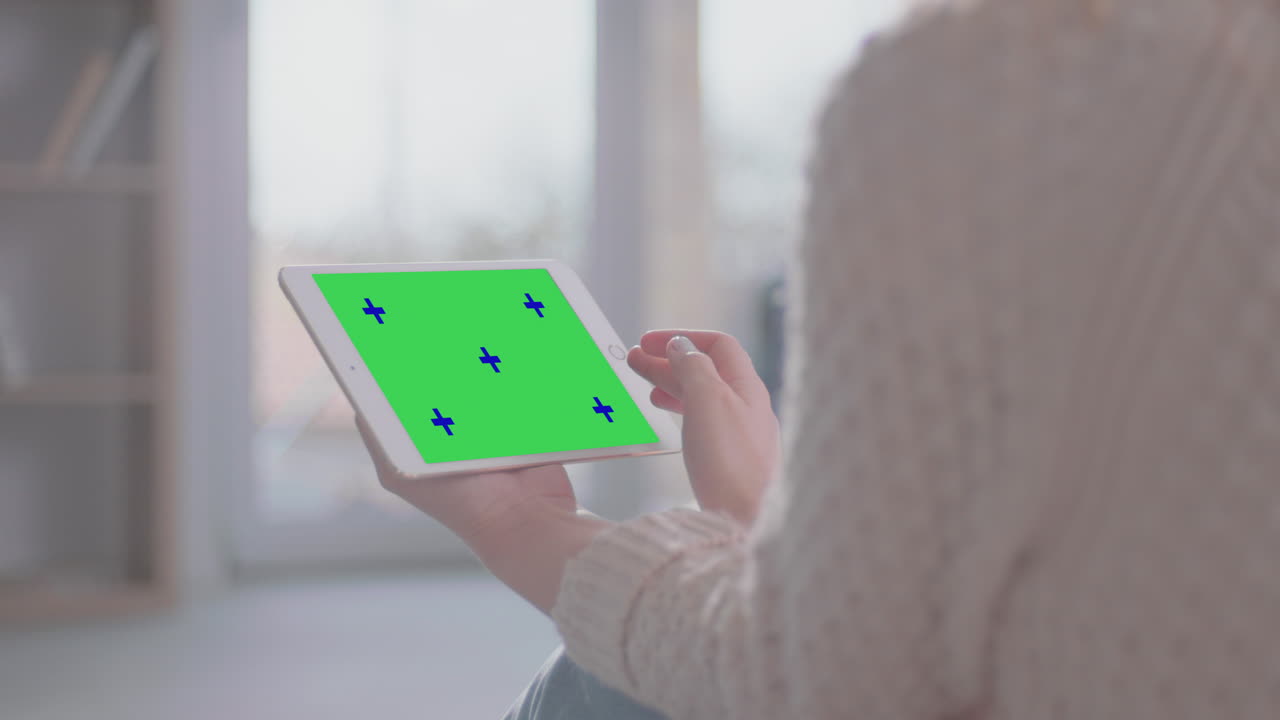 스마트폰을 사용하는 젊은 여성