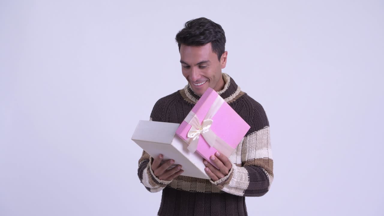 joven y guapo hombre hispano listo para el invierno