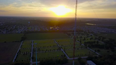 Toma-Aérea-De-Un-Dron-De-Una-Puesta-De-Sol-De-Kansas-Girando-Alrededor-De-Una-Torre-De-Radio