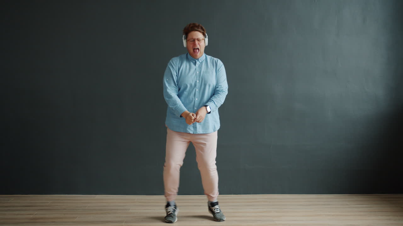 헤드폰을 들고 춤추는 남자