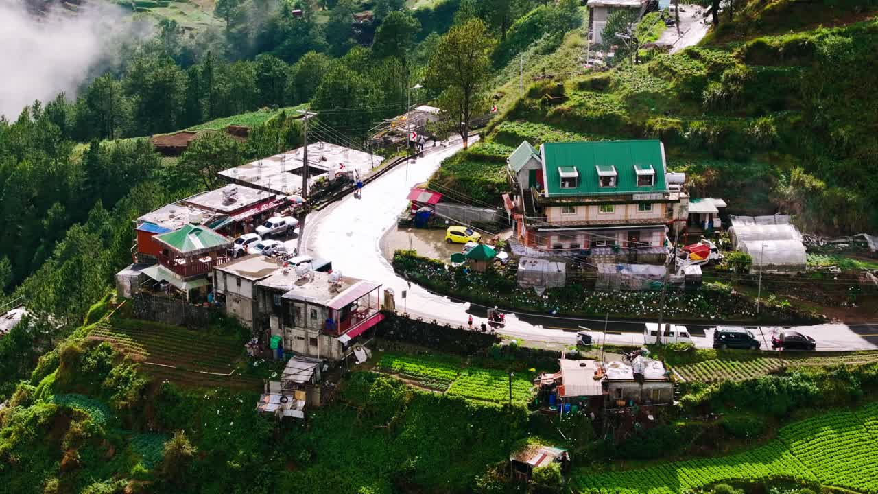 Scooter che viaggia lungo una strada di montagna curva, Halsema Highroad Point, Benguet.