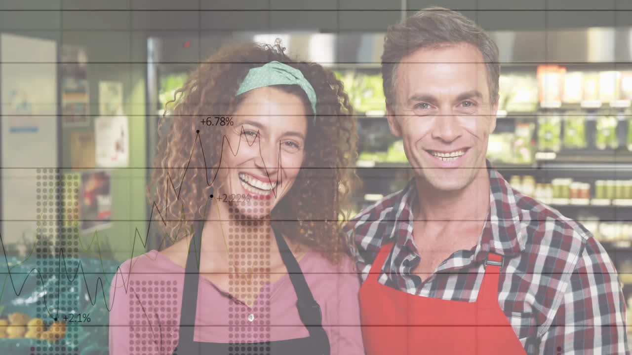 trabajadores de la tienda de comestibles sonrientes con animación de gráficos de ventas sobre su imagen