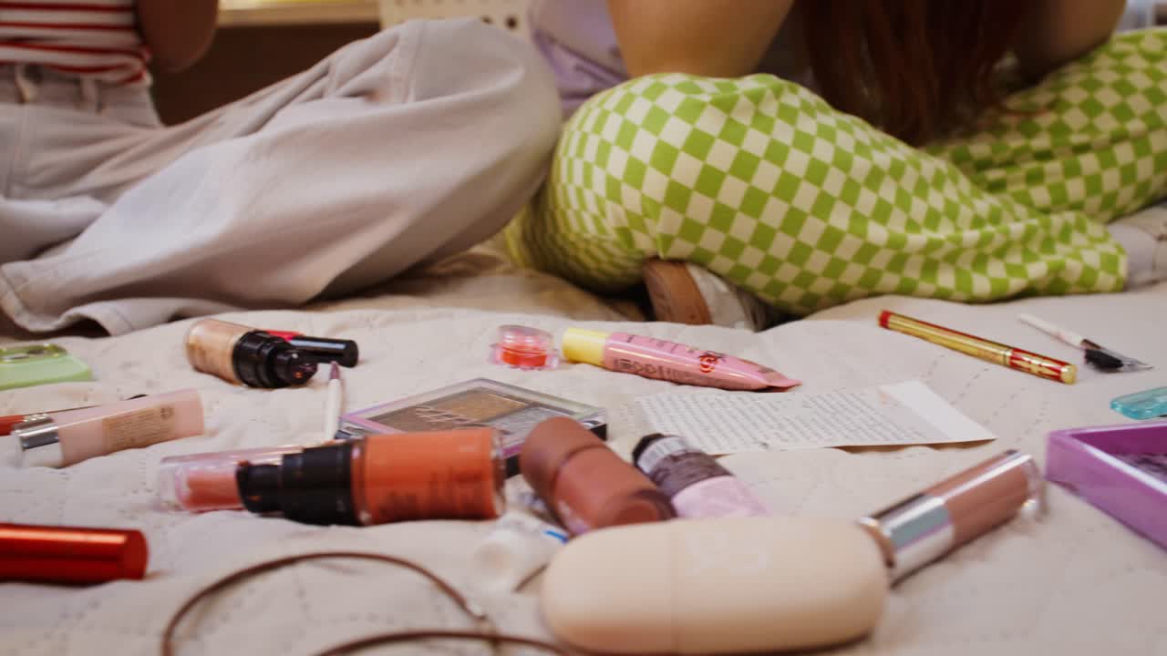 友達がベッドでメイクをしている